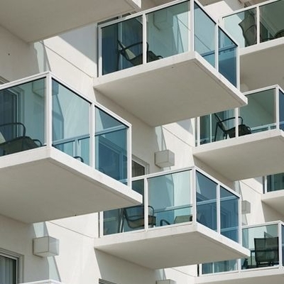 Schwarz beschichtet, ohne Rahmen, U-Kanal-Glasgeländer, 12 mm gehärtetes Glas, Balustrade