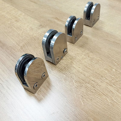 Rahmenloses Treppengeländer aus gehärtetem Glas, verstellbares Design, Bogen-Griffklemme, 304 316 Fitting