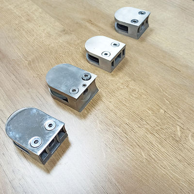 Rahmenloses Treppengeländer aus gehärtetem Glas, verstellbares Design, Bogen-Griffklemme, 304 316 Fitting