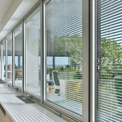 Neues Design Aluminiumlegierung Isoliertes Glas Innenschwing-Gehäuse Fenster mit Innenblind