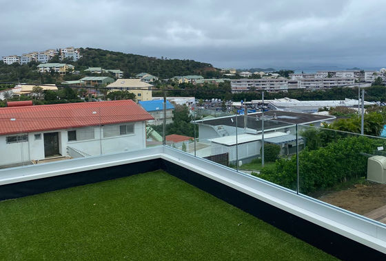 SGCC Gehärtetes Glas U-Kanal Glas Balustrade Stabile Struktur LED-Licht