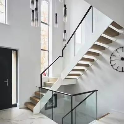 Moderne rechte Treppe im Innenraum Schwimmbare Eisen- und Stahltreppe mit Holzfußboden und Glasgeländer für Geschäfts- und Wohnraum