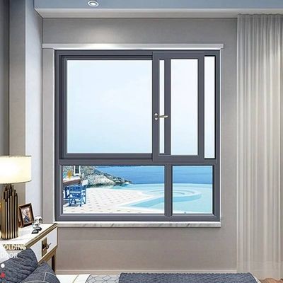 Maßgefertigte Doppelfenster mit schwarzem Aluminiumrahmen und Schiebeflügeln mit Edelstahlbeschlägen