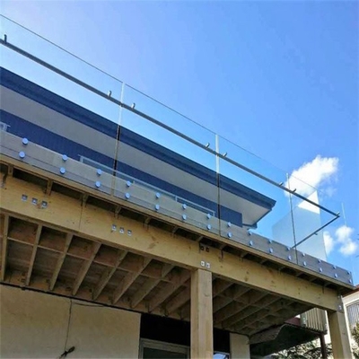 Glasgeländer aus Edelstahl für Balkondecktreppen